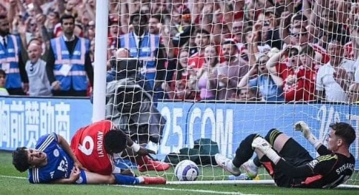 Futbol Maçında Korkutan An: Direğe Çarpan Kaleci Suni Koomaya Alındı